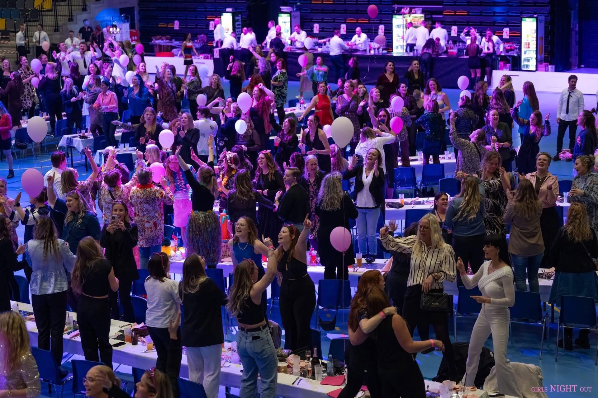 Veninder nyder middag og velkomstdrinks